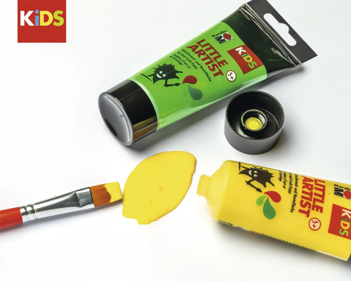 Farbtuben mit gelber Farbe, Pinsel und Farbfleck