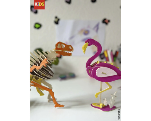 Kit de construction en bois squelette de dinosaure et flamant rose sur une table