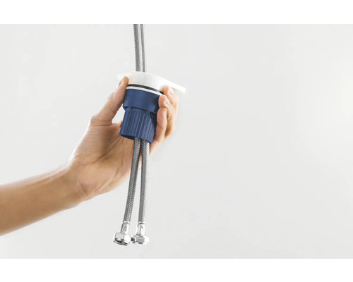 Hand hält Spültischarmatur mit Anschlussschläuchen