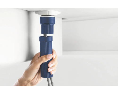 Installation einer Spültischarmatur unter einem Waschbecken