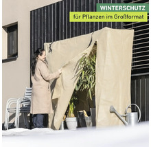 Pflanzenschutzhülle für große Pflanzen im Winter mit Frau, Pflanze, Gießkanne und Stühlen