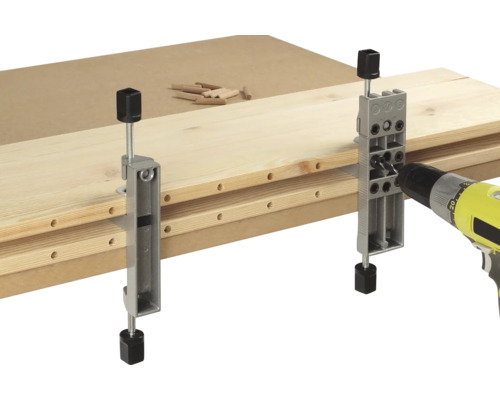 Gabarit de perçage de tourillons en utilisation avec une perceuse sur du bois