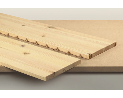 Deux planches de bois avec des chevilles pour l''assemblage du bois