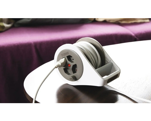 Kabeltrommel mit Steckdosen auf einem Tisch