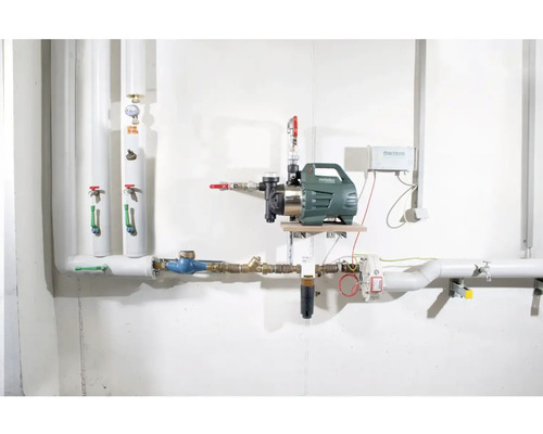 Installation avec conduites d''eau, compteur d''eau, pompe et logo Maittron