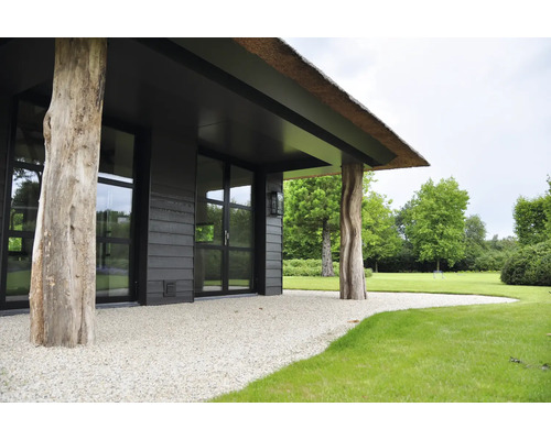 Aussenansicht eines Hauses mit Holzsäulen und Reetdach