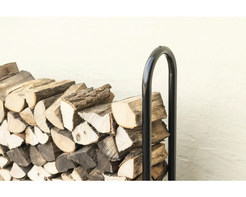 Bois de chauffage sur un support à bois