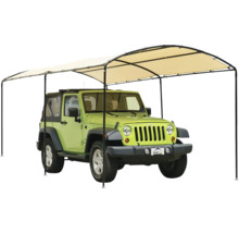 Voiture sous un abri contre le soleil