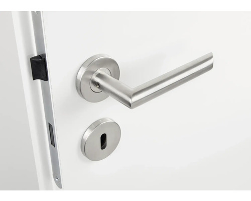 Garniture de porte en acier inoxydable sur une porte blanche