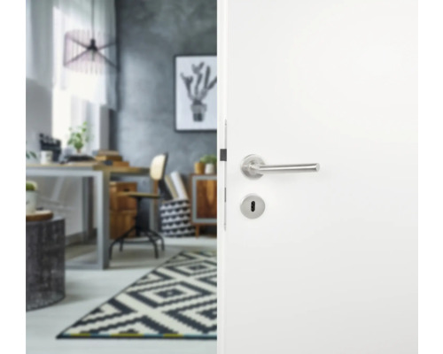 Porte blanche ouverte avec poignée de porte argentée devant une pièce à vivre
