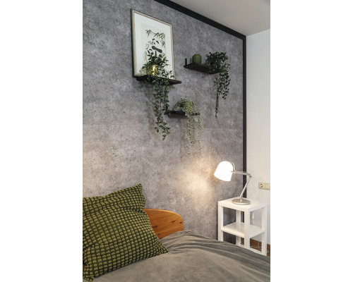 Schlafzimmer mit Bett, Nachttisch und Wandregalen mit Dekoration