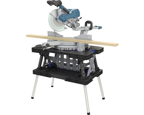 Kapp- und Gehrungssäge auf Arbeitstisch mit Holzwerkstück
