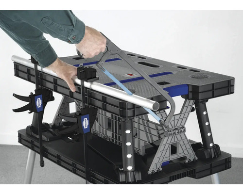 Rohr wird mit einer Metallsäge auf einer Werkbank gesägt