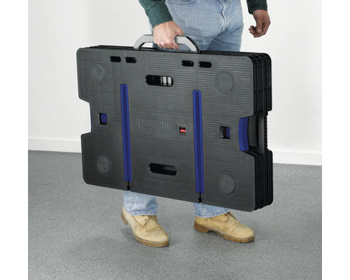 Person trägt zusammengeklappte Werkbank