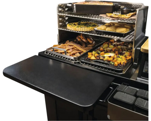 Grill mit Speisen auf mehreren Ebenen und einer seitlichen Ablagefläche.