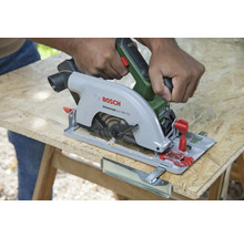 Akkukreissäge im Einsatz beim Sägen von Holz