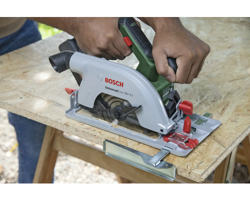 Akkukreissäge im Einsatz beim Sägen von Holz