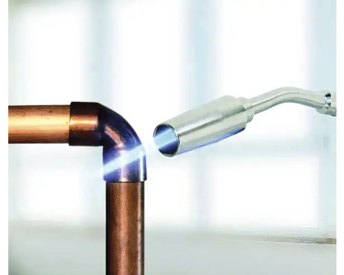 Brasage fort d''un tuyau en cuivre avec un chalumeau.