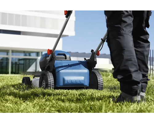 Tondeuse à gazon en cours d'utilisation sur une pelouse.