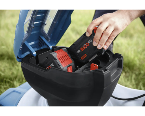 Insertion d'une batterie dans une tondeuse à gazon