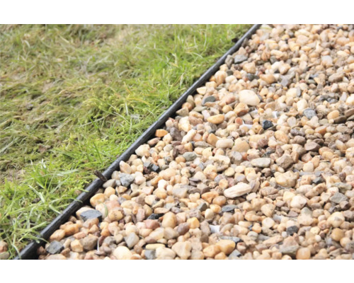 Bordure de gazon séparant la pelouse du chemin de gravier