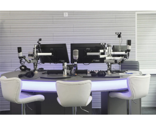 Studio radio avec moniteurs, microphones, casques et chaises blanches