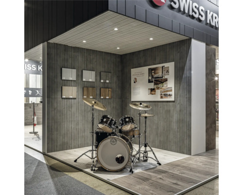 Salle d''exposition avec batterie et différents panneaux