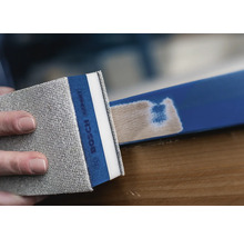 Bosch Handschleifklotz beim Abschleifen einer Oberfläche