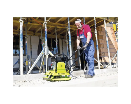 Mann bedient eine Zipper Rüttelplatte auf einer Baustelle