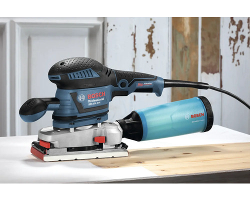 Ponceuse excentrique Bosch GSS 230 AVE avec aspiration de poussière sur une table en bois
