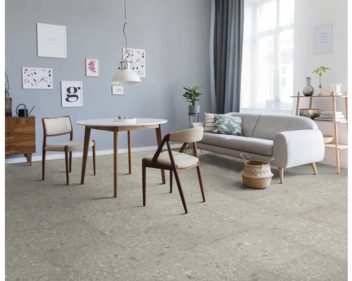Salon avec table à manger, canapé et revêtement de sol