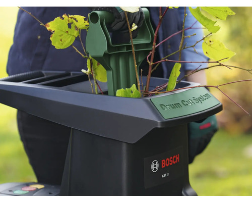 Broyeur de jardin Bosch AXT 10 avec des branches et des feuilles