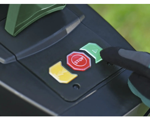 Gros plan d''un robot tondeuse avec une main appuyant sur le bouton de démarrage.