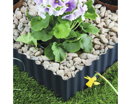 Bordure de parterre en plastique avec fleurs et pierres