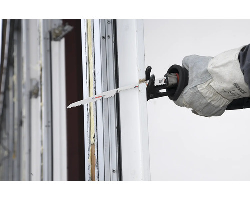 Eine Person sägt mit einer Säbelsäge ein Werkstück.