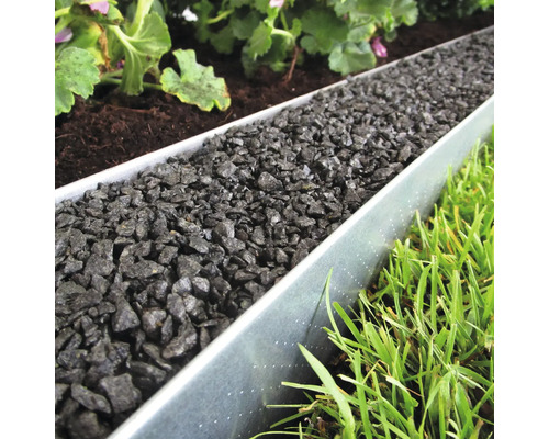 Jardin avec pelouse, plantes et bordure de parterre en métal remplie de gravier décoratif