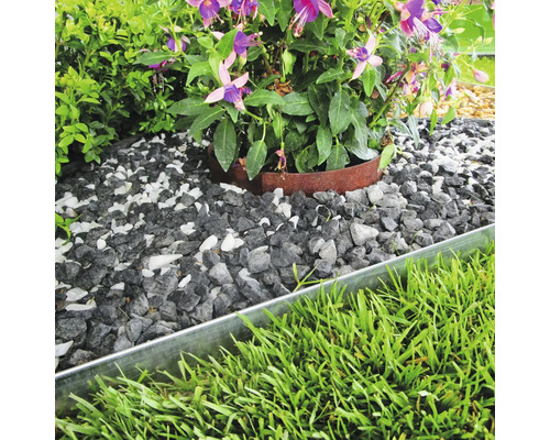 Gartenszene mit Rasen, Zierkies und Metalleinfassung