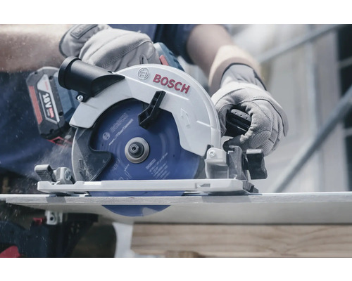 Scie circulaire sans fil Bosch en action lors du sciage d''une pièce