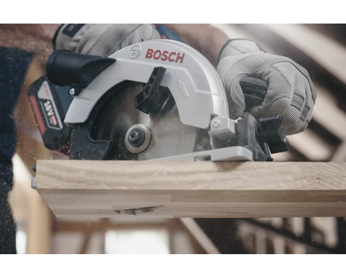 Logo Bosch. Scie circulaire à batterie coupant du bois.
