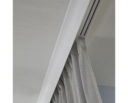 Rail de rideau avec rideau au plafond