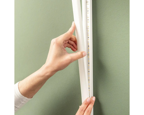 Installation d''une bande LED dans un profilé sur un mur