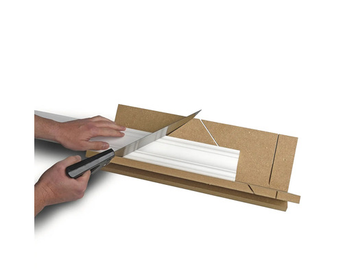 Coupe d''une moulure avec une boîte à onglets et une scie à main