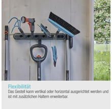 Gartengeräte an einer Gerätehalterung befestigt