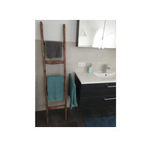 Badezimmer mit Handtuchleiter und Waschtisch