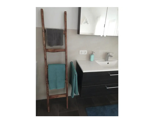 Badezimmer mit Handtuchleiter und Waschtisch