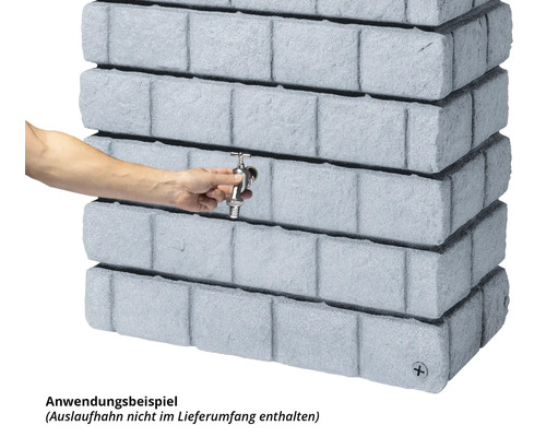 Grauer Regenwassertank mit Wasserhahn im Einsatz