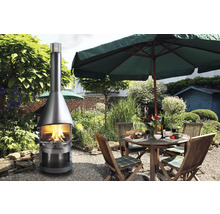 Ambiance de jardin avec cheminée, table de jardin et parasol