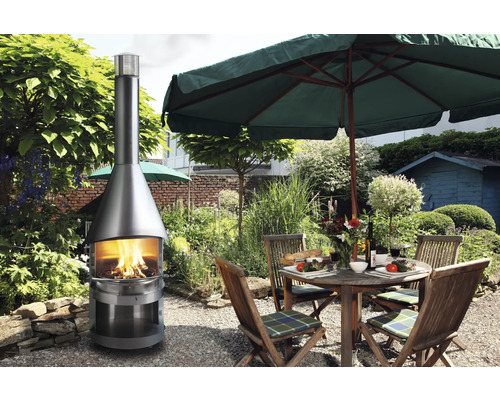 Ambiance de jardin avec cheminée, table de jardin et parasol