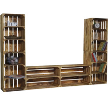 Möbelwand aus Holzkisten mit Dekoration
