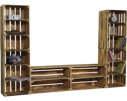 Möbelwand aus Holzkisten mit Dekoration